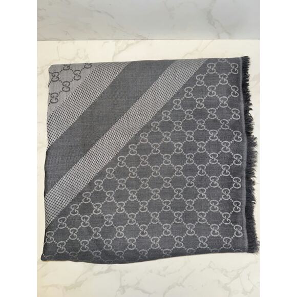 Gucci Gray Monogram Scarf - Excellent Condition - Picture 3 of 5